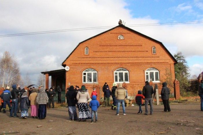 В Перми сносят незаконно построенные цыганское дома (5 фото + видео)