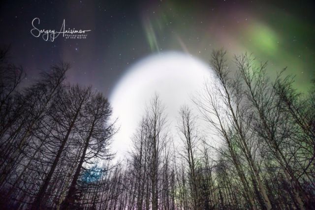 Необычный светящийся шар в небе над Салехардом (3 фото)