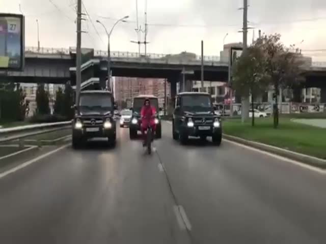 Велосипедист и три внедорожника перекрыли движение на одной из улиц Краснодара