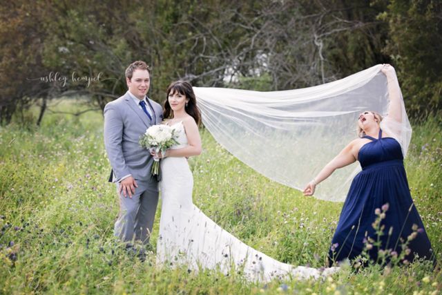Подруга невесты добавила юмора в свадебные фото (3 фото)