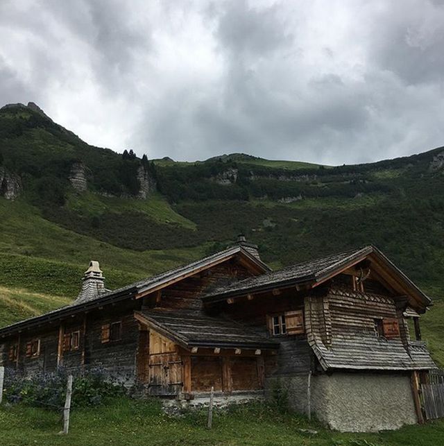 Тавеян - швейцарская деревня, в которой все осталось таким, каким было 100 лет назад (13 фото)