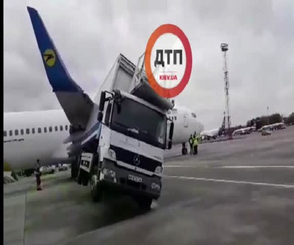 В киевском аэропорту Борисполь грузовик столкнулся с самолетом