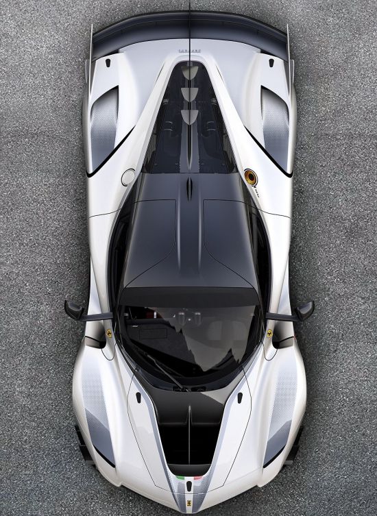 Компания Ferrari представила гиперкар FXX K Evoluzione (6 фото)