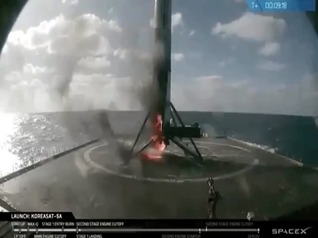 Первая ступень ракеты Falcon 9 загорелась после посадки