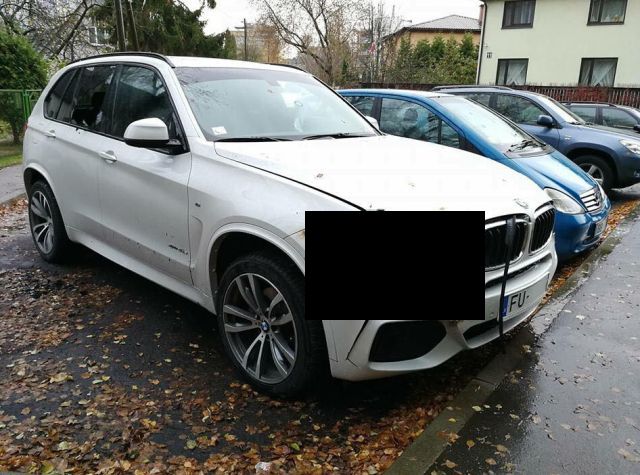 В Риге злоумышленники похитили фары BMW X5 с помощью паяльной лампы (2 фото)