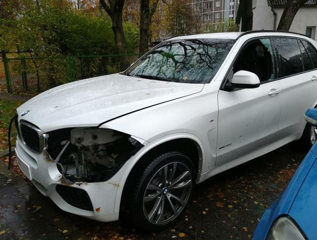В Риге злоумышленники похитили фары BMW X5 с помощью паяльной лампы (2 фото)