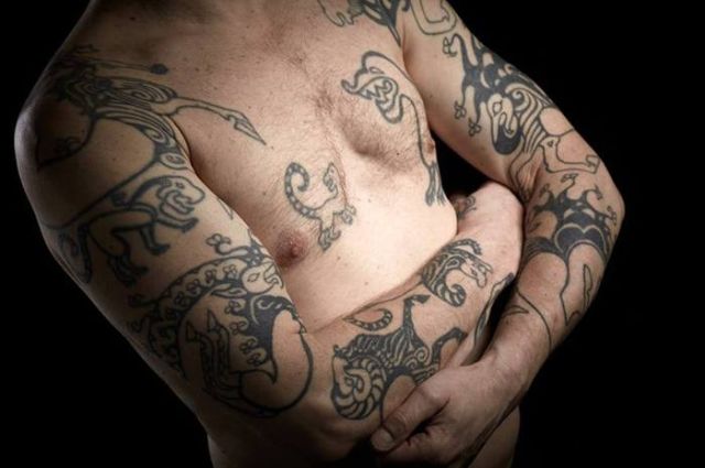 Канадский ученый украсил тело татуировками с тела 2500-летней мумии скифа (3 фото)