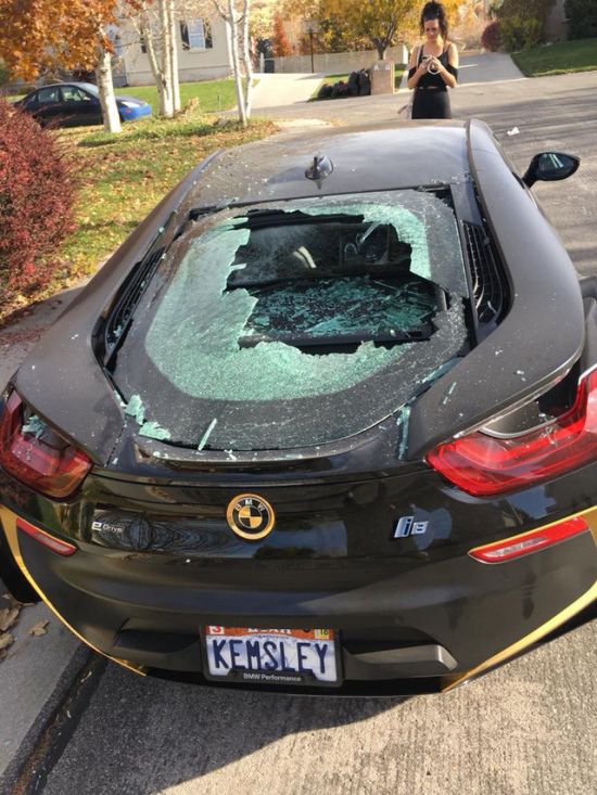 Американец пообещал 10 тысяч долларов тому, кто назовет человека, разбившего его спорткар BMW i8 (4 фото)