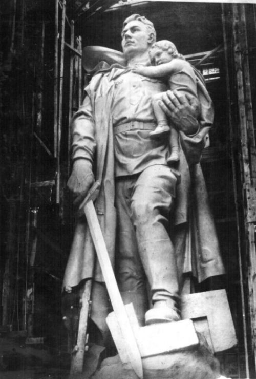Иван Одарченко - прообраз памятника «Воин-освободитель» в Берлине (5 фото)