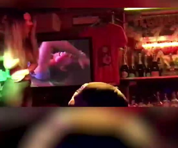 Обнаженные девушки устроили представление в московском баре