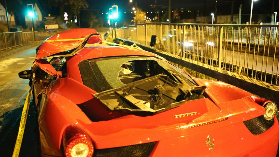 В Великобритании разбили суперкар Ferrari 458 Italia (8 фото)