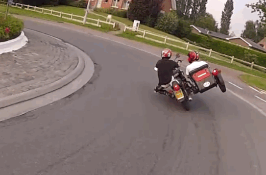 Удачные и неудачные трюки на мотоциклах (27 гифок)