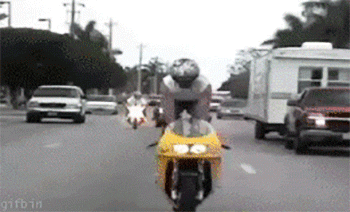 Удачные и неудачные трюки на мотоциклах (27 гифок)