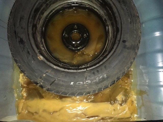 40 кг мёда в багажнике автомобиля (4 фото)
