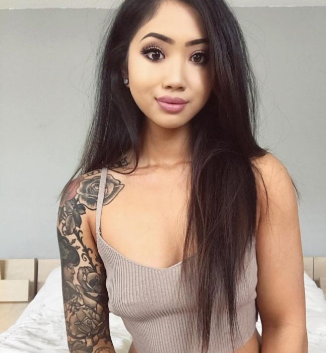 Привлекательные девушки с татуировками (25 фото)