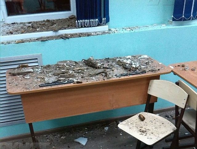 В школе Ростова-на-Дону на учеников рухнул гипсокартонный потолок (2 фото)