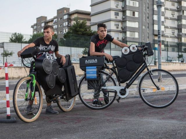 Подростки-меломаны на велосипедах из итальянского Палермо (9 фото)