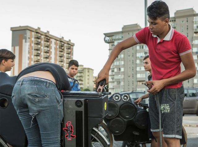 Подростки-меломаны на велосипедах из итальянского Палермо (9 фото)