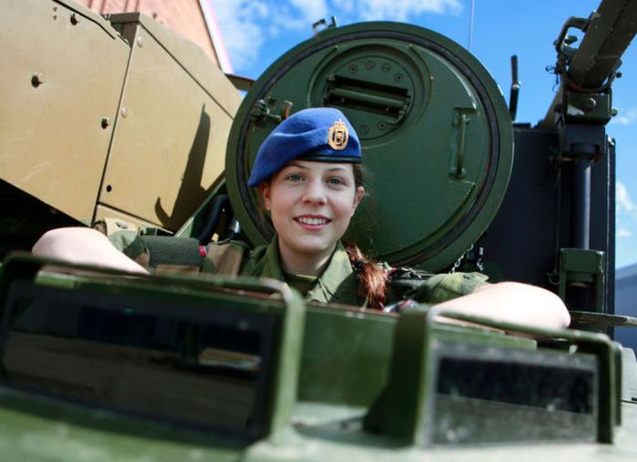 Девушки-военнослужащие (30 фото)
