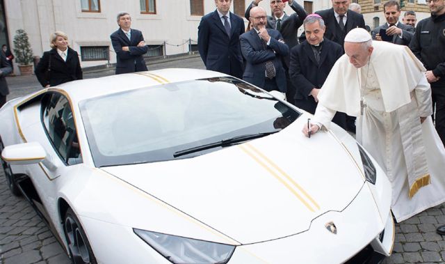 Подаренный папе Римскому суперкар Lamborghini Huracan продадут на аукционе (3 фото)