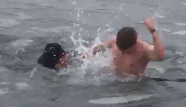 В Екатеринбурге парень бросился в ледяную воду, чтобы спасти тонущего рыбака (фото + видео)