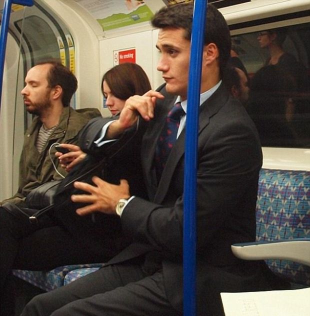 Девушки фотографируют мужчин в лондонском метро (24 фото)
