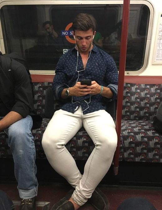 Девушки фотографируют мужчин в лондонском метро (24 фото)
