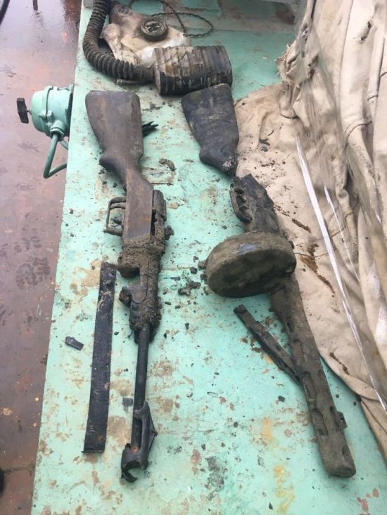 На борту поднятого бронекатера БК-31 найдено большое количество оружия (4 фото)