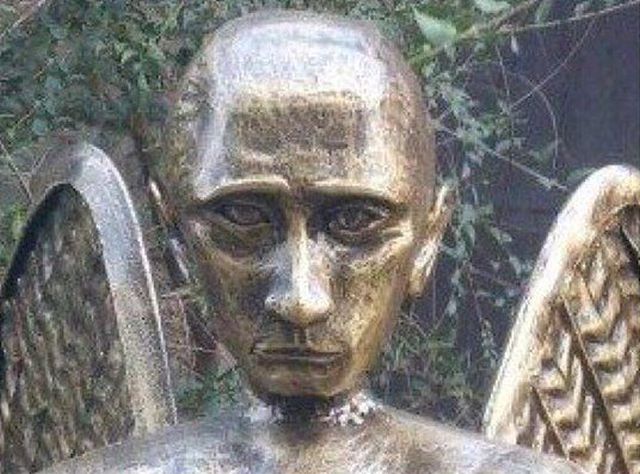 Астраханец изготовил скульптуру Путина в виде крылатого медведя с осетром в руках (4 фото + видео)
