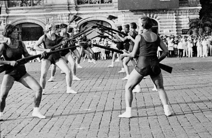 СССР в 30-е и 40-е годы в знаковых работах Бориса Игнатовича (21 фото)