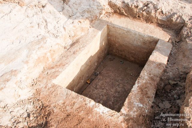В Евпатории обнаружили могилу дохристианского периода (5 фото)