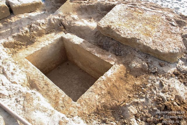 В Евпатории обнаружили могилу дохристианского периода (5 фото)