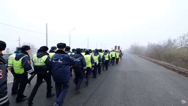 В Краснодаре сотрудники ГИБДД прошли крестным ходом по аварийному участку трассы (5 фото + видео)