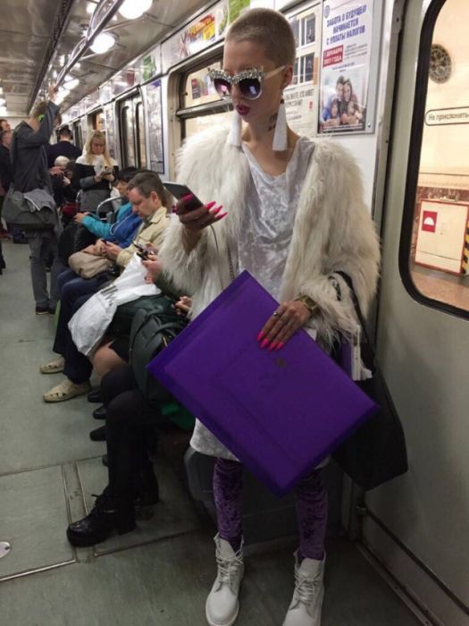 Модные пассажиры метро (22 фото)