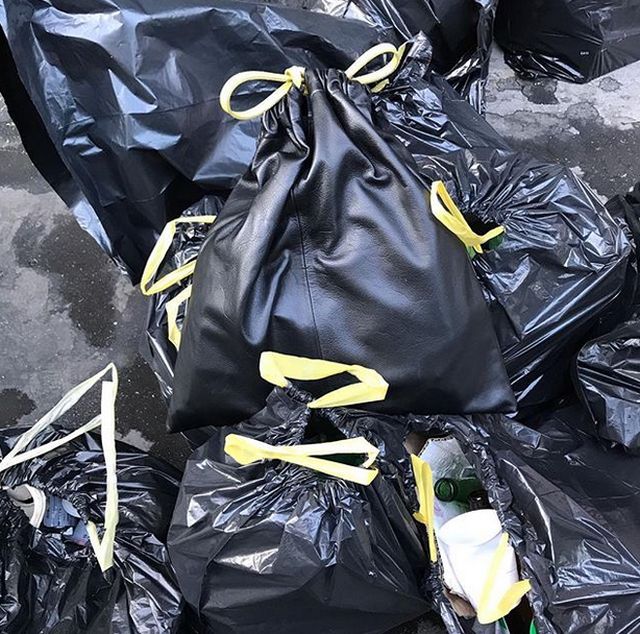Модные кожаные сумки, выполнили в виде мусорного пакета (5 фото)