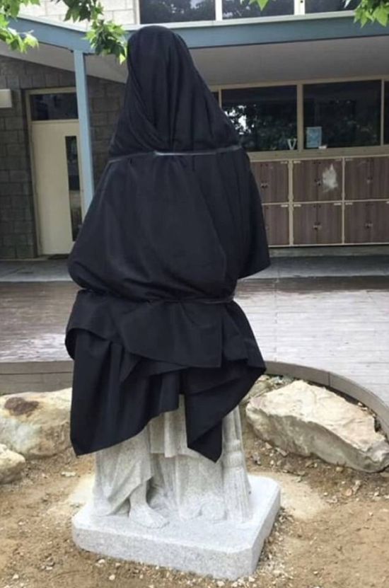 В австралийской школе спрятали скульптуру святого с неоднозначным дизайном (3 фото)