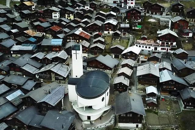 Швейцарская деревня готова поощрять новых жителей денежными грантами (14 фото)