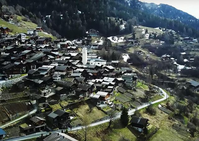 Швейцарская деревня готова поощрять новых жителей денежными грантами (14 фото)