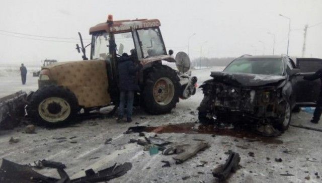 На трассе «Амур» Lexus врезался в снегоуборочную технику (2 фото + видео)