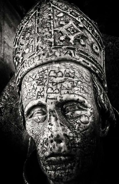 Надгробье английского епископа, усеянное многовековыми надписями (4 фото)