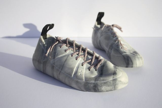 Мраморная одежда и обувь от Аласдаира Томсона (8 фото)