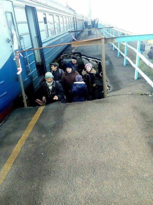 На Украине пассажиры ожидали поезд, стоя в яме (2 фото)