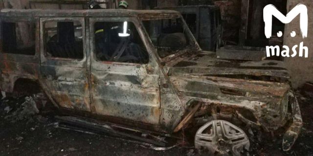 В московском автосервисе сгорели пять внедорожников Mercedes-Benz G500 (3 фото)