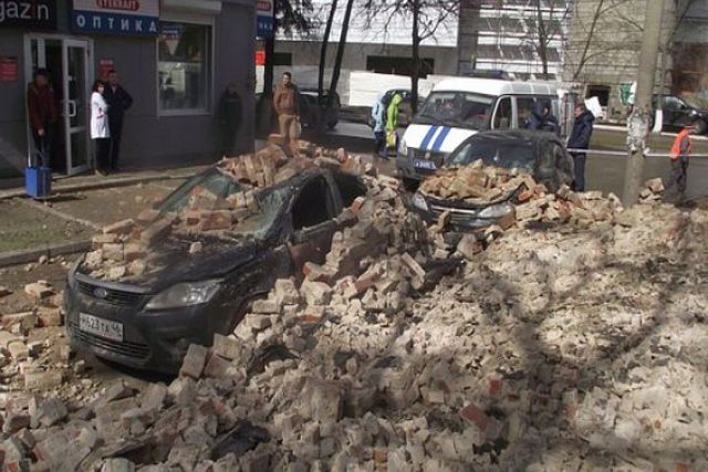 В Курске ветерана оштрафовали на 572 000 рублей из-за рухнувшей на машины стены (5 фото)