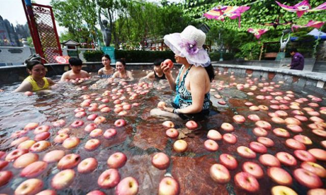 В Китае пользуются популярностью ванны с необычным наполнением (12 фото)