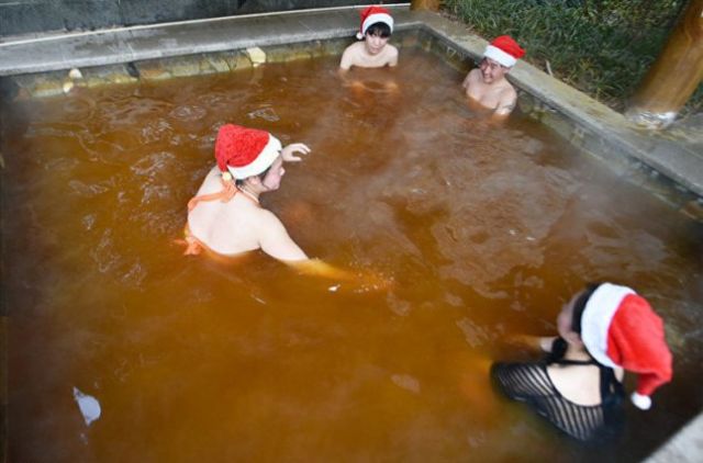 В Китае пользуются популярностью ванны с необычным наполнением (12 фото)