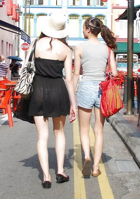 Девушки в слегка прозрачной одежде на улицах летних городов - 4 (50 фото)