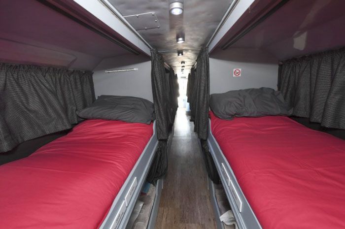 Списанный двухэтажный автобус превратили в ночлежку для бездомных (13 фото)