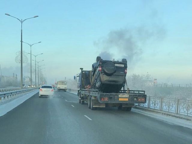 Странный способ эвакуации внедорожника (2 фото)