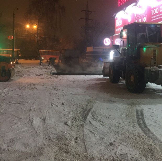 В Нижнем Новгороде новый асфальт положили на снег (4 фото + видео)
